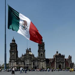 Der Zocalo mit Kathedrale und Präsidentenpalast