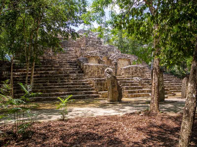 Mayaruinen im Dschungel von Calakmul